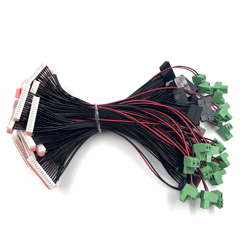 El peque&ntilde;o interruptor iot de reconexi&oacute;n conecta el terminal del mazo de cables al mazo de cables
