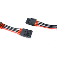 Arn&eacute;s de cables de extensi&oacute;n con un bloque de terminales que consta de un conector macho con 4 pines